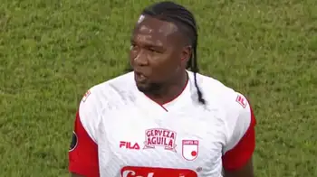 Hugo Rodallega es objeto de críticas por referirse de manera despectiva contra su DT. Rodallega le pega monumental madreada al DT de Santa Fe en la Libertadores: "Calvo hp"