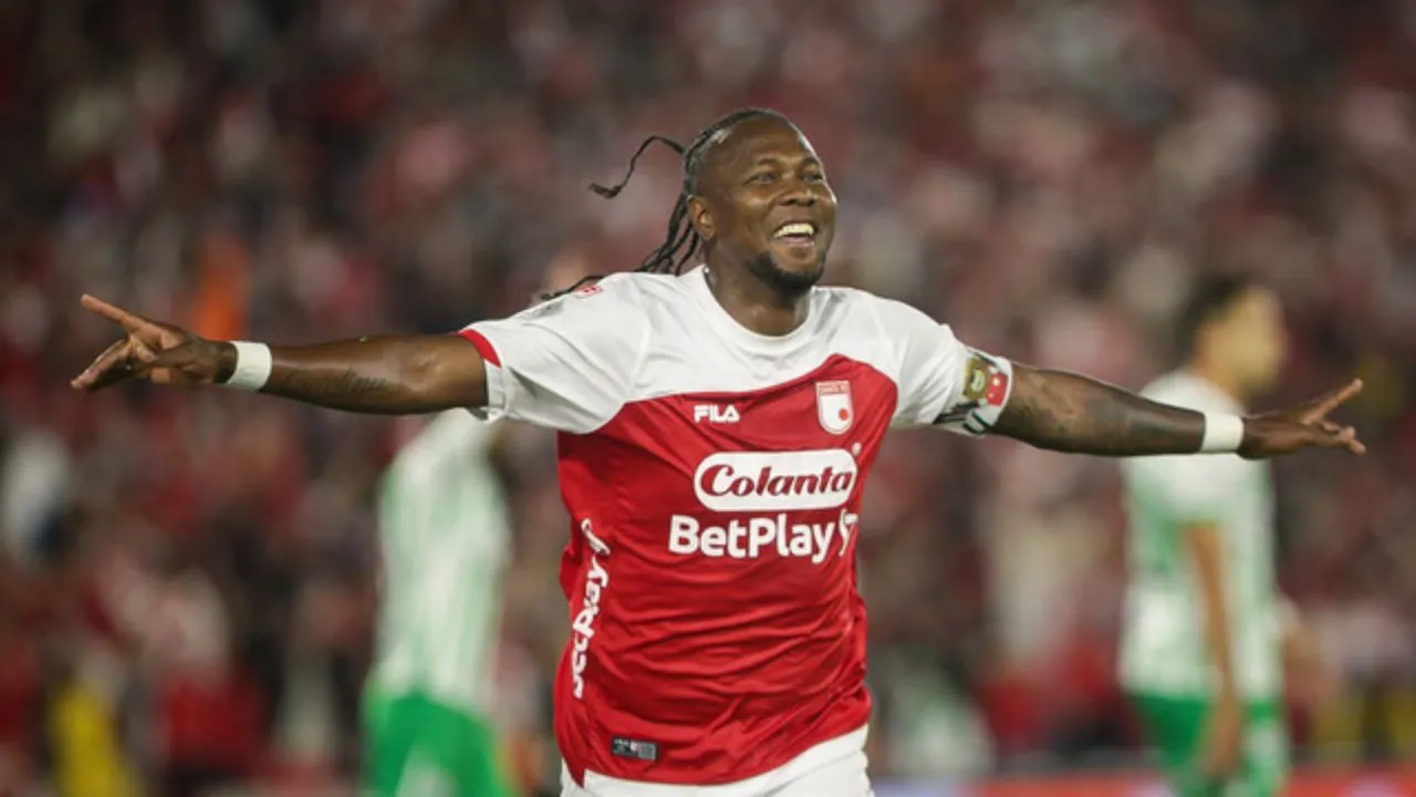 Hugo Rodallega, pese a sus 40 años, ha demostrado ser un delantero letal y eficaz. Hugo Rodallega a la Selección Colombia: las razones para llevarlo al Mundial 2026