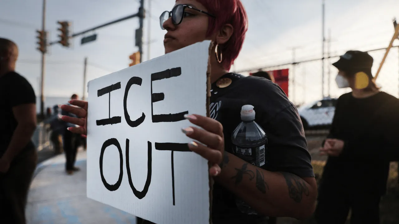 ICE batió su récord de arrestos en un mes y ya tiene 65.765 personas bajo custodia. ICE rompió su récord de arrestos: ya tiene más de 65.000 personas detenidas