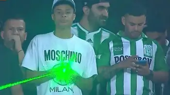 Identificado hincha de Nacional que apuntó con láser a jugadores de Millonarios. Identificado hincha de Nacional que apuntó con láser a jugadores de Millonarios: ¿a qué se expone?