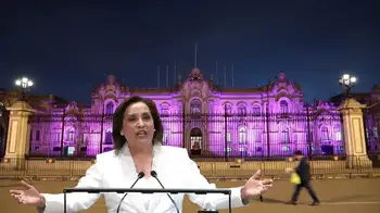 Dina Boluarte en la ONU, mientras de fondo aparece el palacio presidencial peruano. Dina Boluarte, presidenta de Perú, enfrenta destitución ante el Congreso por crisis de inseguridad