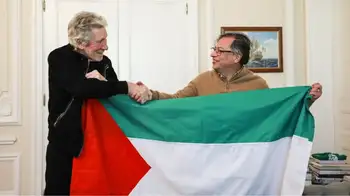 Roger Waters y Gustavo Petro - bandera de palestina Roger Waters se le anticipa a Gustavo Petro por inesperado pedido que el mandatario hará en la ONU