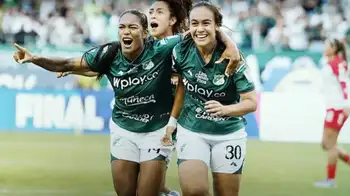 Las jugadoras de Cali celebran su triunfo contra Santa Fe Deportivo Cali campeón de la Liga Femenina BetPlay tras vencer a Santa Fe en penales