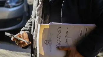 Fabián Amendola, abogado de las hijas de Diego Maradona, porta una carpeta. Nueva decisión de la justicia argentina sobre los bienes de Diego Armando Maradona