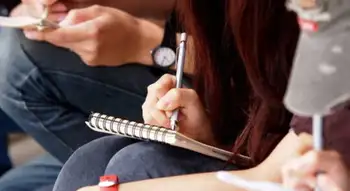Estudiantes Las brechas en educación y empleo juvenil en Colombia