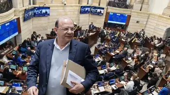 Germán Ávila, ministro de Hacienda; de fondo la plenaria del Senado de la República. ¿Conciertos, fútbol y cerveza más caros?: críticas a la ley de financiamiento del Gobierno