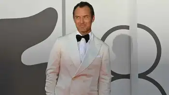 El actor británico Jude Law en la alfombra roja del Festival de Venecia Jude Law interpreta a Vladímir Putin en El mago del Kremlin presentada en el Festival de Venecia