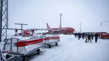 Viajeros desembarcan en Copenhague, aeropuerto internacional de Nuuk, Groenlandia. Redes de trata de personas controlan caminos de retorno para migrantes: Colombia, Panamá y Costa Rica alertan abusos