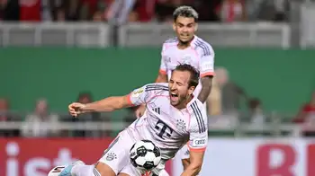 Harry Kane cae en el área y gana penal que no anotó en Copa de Alemania este 27 de agosto. La nueva sociedad Kane-Díaz salva 'in extremis' al Bayern en la Copa de Alemania
