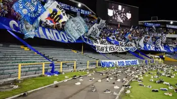 Cientos de tenis fueron lanzados a la cancha de El Campín por hinchas de Millonarios ¿Qué pasó con los tenis que los hinchas de Millonarios tiraron a la cancha?