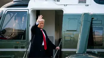 El presidente Donald Trump despidiéndose desde su helicóptero presidencial EE.UU. suspende visas humanitarias para palestinos de Gaza