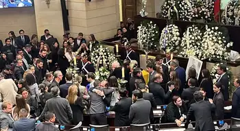 Féretro de Miguel Uribe Turbay en cámara ardiente Cuerpo de Miguel Uribe permanece en cámara ardiente en el Capitolio Nacional