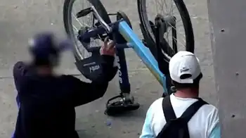 Las cámaras de seguridad detectaron al sospechoso pintando la biciclet en vía pública Así fue la captura de un hombre que pintaba bicicleta del sistema público en Bogotá