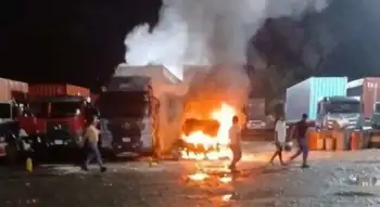 Incineradas tractomulas Ataque armado paraliza vía a Buenaventura: queman seis tractomulas y dejan un herido