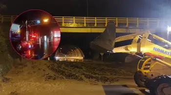 Cierre por lluvias vía al Llano Deslizamientos y caídas de piedra en 12 puntos de la vía al Llano. Hay cierre total en ambos sentidos