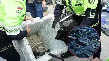 Arsenal oculto en espacio público de la Séptima Armas, prendas militares, droga y gas pimienta se ocultaban en las ventas ambulantes de la Séptima