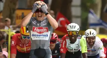 Philipsen celebra el triunfo ¿Cómo les fue a los colombianos en la jornada inaugural del Tour de Francia?
