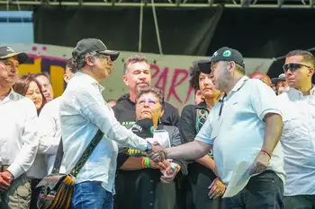 Presidente Gustavo Petro comparte tarima con Jorge de Jesús vallejo, alias “Vallejo” Petro y cabecillas del Valle de Aburrá en tarima, ¿por qué?