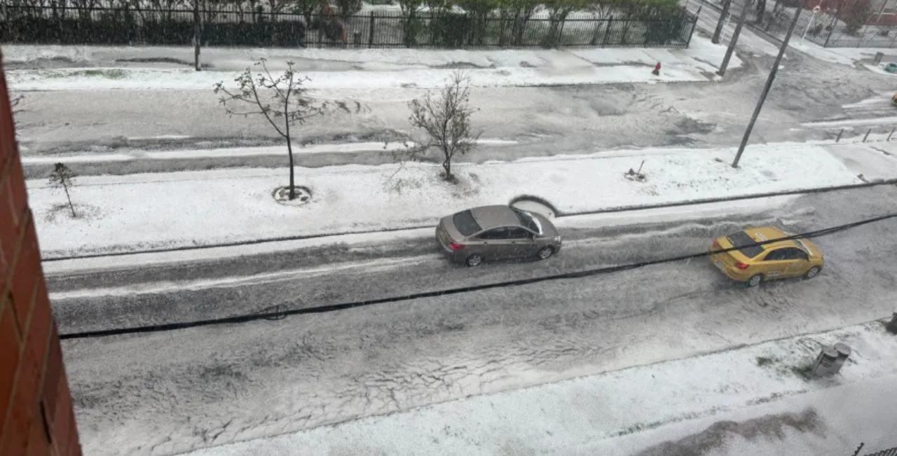 Impresionante granizada en Bogotá genera caos en la movilidad Impresionante granizada en Bogotá genera caos en la movilidad después de un intenso sol