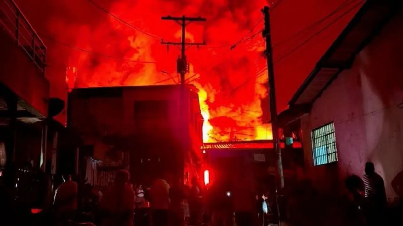 Incendio de grandes proporciones se registró esta madrugada en Quibdó. Tragedia en Quibdó: impresionante incendio arrasó con un modesto barrio: ¿Qué pasó?