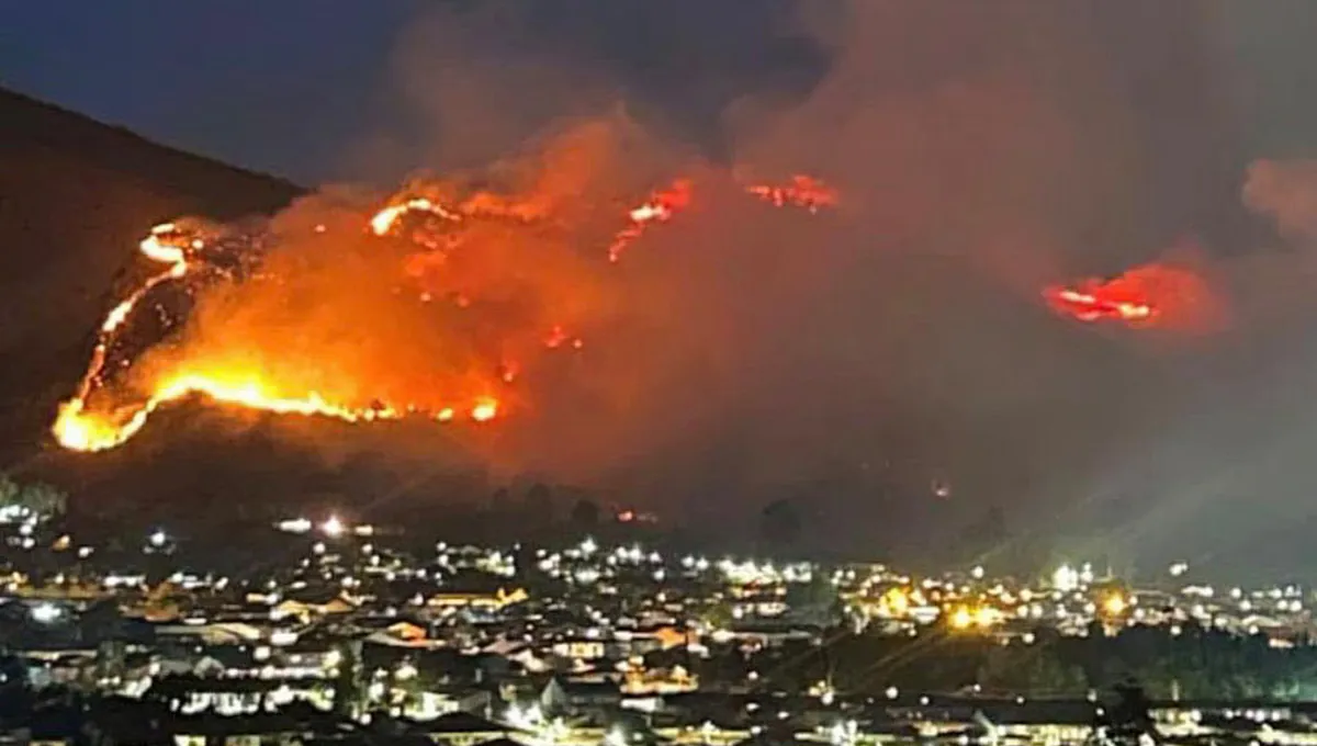 Incendio en el cerro San Marcos, en Villa de Leyva, Boyacá. Incendio en Villa de Leyva completa más de 28 horas: declaran calamidad pública y suspenden clases