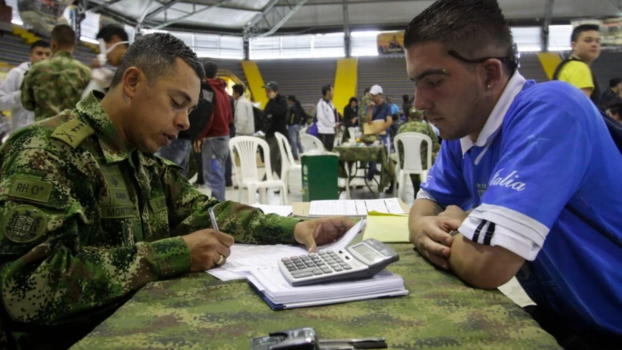 Incorporarse al Ejercito beneficios Requisitos y beneficios por incorporarse al Ejército Nacional: le pagarán un salario mínimo