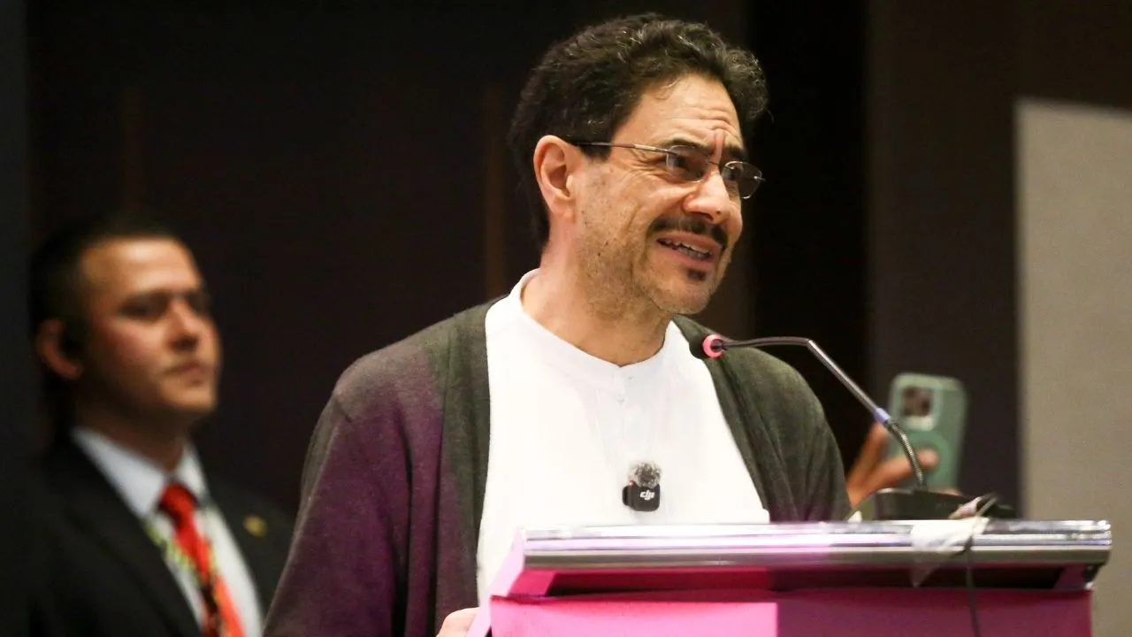 Iván Cepeda envió mensaje al centro político Iván Cepeda envió contundente mensaje al centro político: "Buscar alternativas"