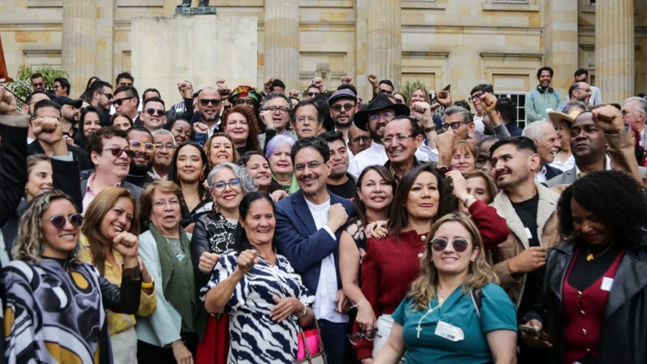 Iván Cepeda junto a los aspirantes al Congreso del Pacto Histórico. Las bases programáticas del Frente Amplio, según el Pacto Histórico