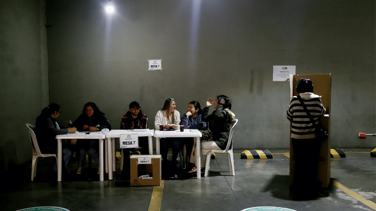 Jurados de votación durante la segunda vuelta presidencial de 2026 en Colombia. Un total de 14.000 jurados no se presentaron a los puestos de votación: ¿qué les espera?