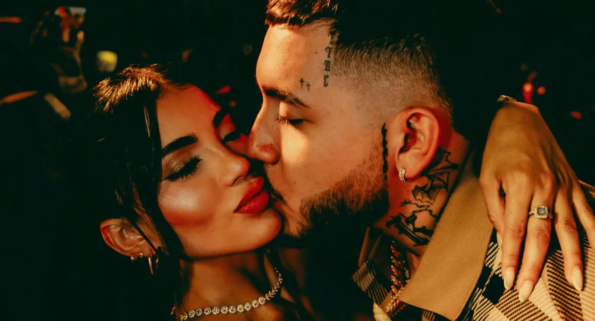 Karina García y Kris R se besaron en el concierto del Movistar Arena de Bogotá. Karina García y Kris R reaparecieron juntos en el Movistar Arena tras haber borrado sus fotos