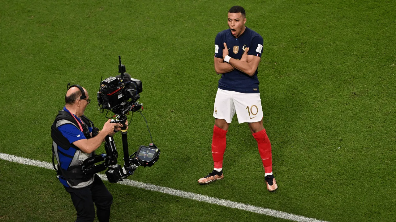 Kylian Mbappé. Mbappé le pisa los talones a Messi: goles que lo mete en la pelea como máximo goleador de mundiales