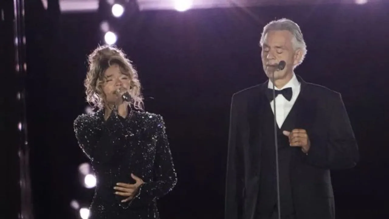 La colombiana Karol G cantó junto al tenor Andrea Bocelli en el Vaticano Karol G cantó en la Plaza de San Pedro y hace historia en el Vaticano