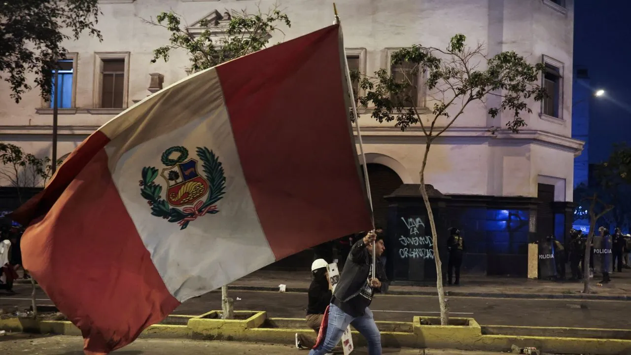 La marcha contra el Congreso derivó en disturbios en el centro de Lima. Balance de las protestas en Lima: un muerto y más de 100 heridos