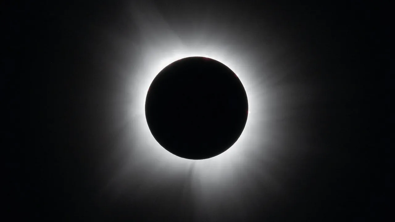 Un eclipse solar total es visto en Dallas, Texas, el lunes 8 de abril de 2024. Este es el plan de la NASA para estudiar la corona del Sol durante el eclipse del 12 de agosto