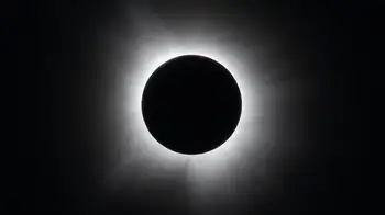 Un eclipse solar total es visto en Dallas, Texas, el lunes 8 de abril de 2024. Este es el plan de la NASA para estudiar la corona del Sol durante el eclipse del 12 de agosto
