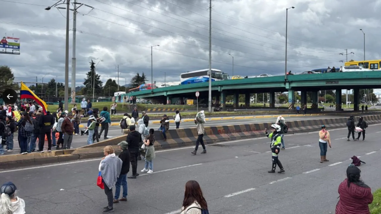 La protesta obligó a suspender temporalmente la operación en varias estaciones Cierres en TransMilenio y trancones en el norte de Bogotá por bloqueos en la 170