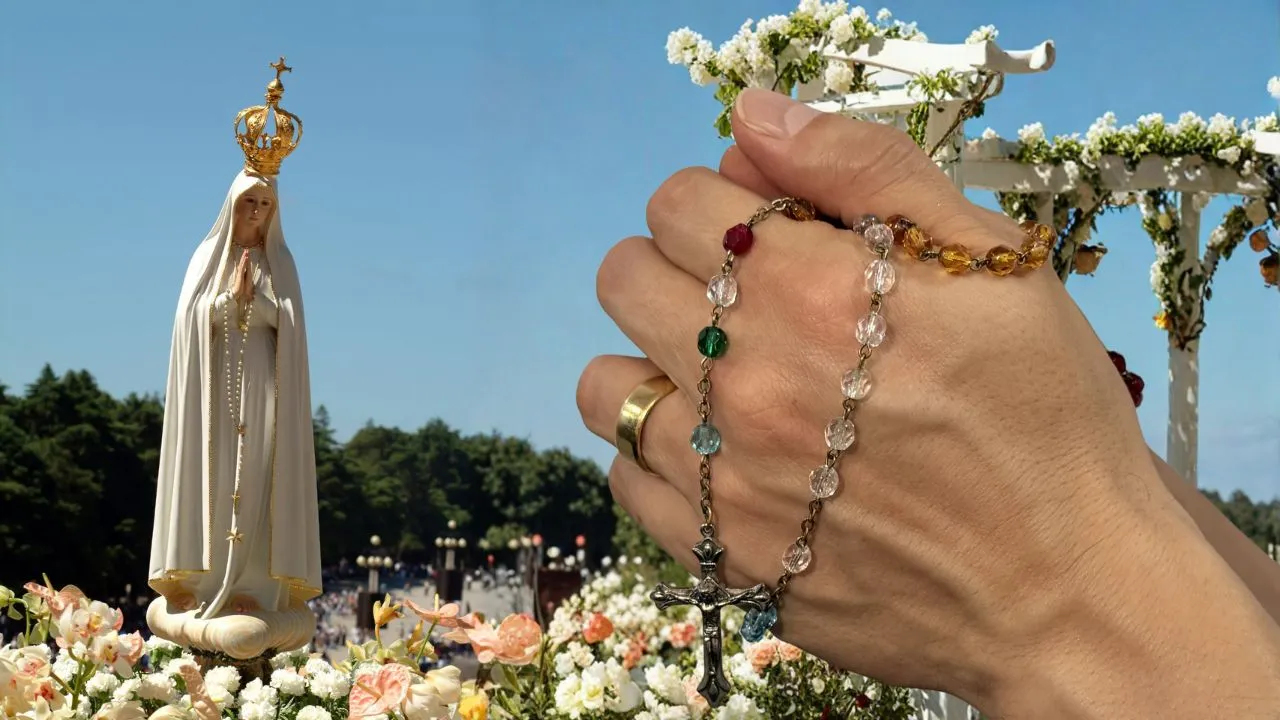 La virgen María se habría aparecido a tres pastorcitos en 1917. "El 13 de mayo, la Virgen María bajó de los cielos a Cova da Iria": miércoles, Rosario por Colombia