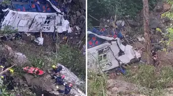 Labores de rescate continúan tras el accidente de bus en Antioquia. Tragedia en Antioquia: al menos 16 muertos y 20 heridos en accidente de bus escolar