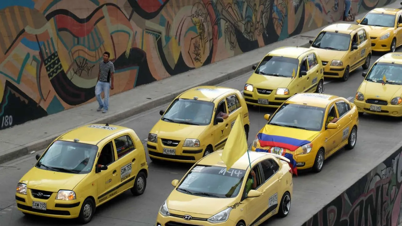 Lanzan estrategia para mejorar la calidad del servicio de taxi, en Bogotá Iniciativa en Bogotá que busca mejorar la atención y seguridad en el servicio de taxi ¿de qué se trata?
