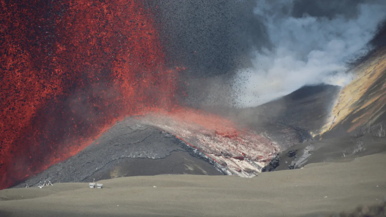 Las fuentes de lava del volcán Kilauea, en el Parque Nacional de los Volcanes de Hawái. El volcán Kilauea hizo historia con un récord de erupciones: esto significa para Hawái