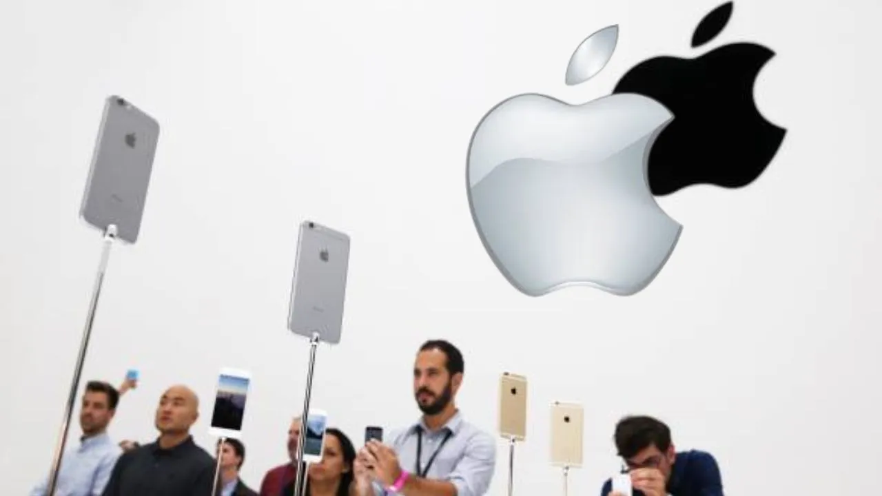 Logo de apple y productos de la firma teconológica Apple cierra el año 2025 con multimillonaria sanción por abuso de su dominio por medio de App Store