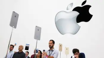 Logo de apple y productos de la firma teconológica Apple cierra el año 2025 con multimillonaria sanción por abuso de su dominio por medio de App Store