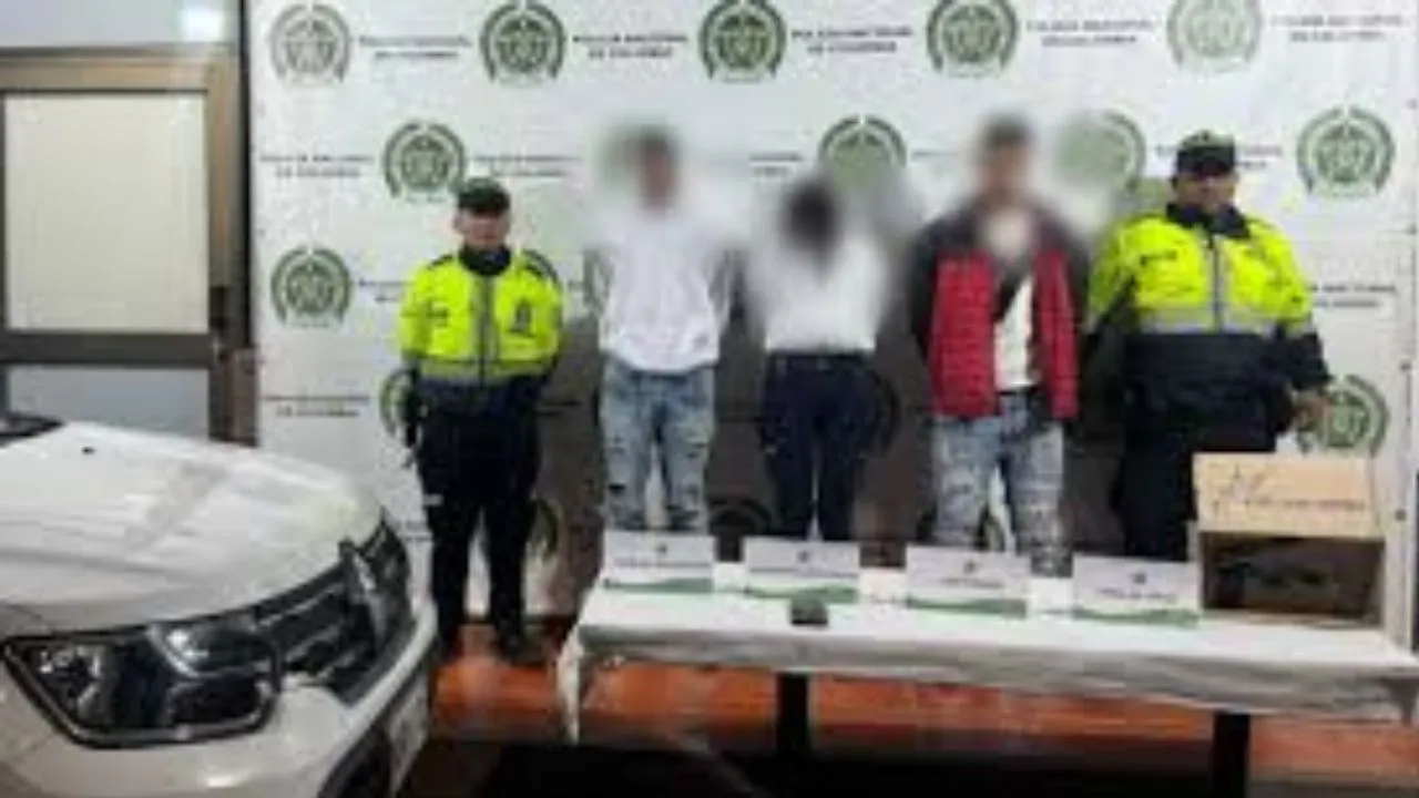 Los implicados fueron capturados en la carrera Séptima mientras intentaban escapar Capturan a tres personas que robaron a conductor de plataforma en La Calera