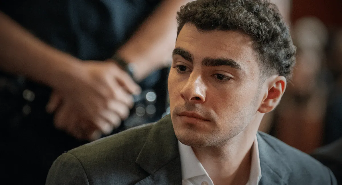 Luigi Mangione en el juicio federal de Manhattan tras declararse culpable este viernes. Luigi Mangione enfrentaría cadena perpetua tras el homicidio de Brian Thompson, CEO de UnitedHealthc