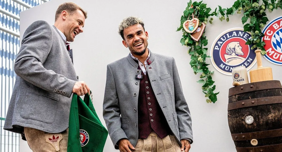 Luis Díaz Luis Díaz no les pone atención a las críticas y le dio la bienvenida al Oktoberfest: cerveza en mano