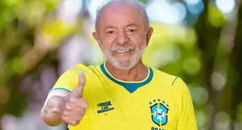 Lula perdió el dedo meñique de la mano izquierda en un accidente laboral en 1964. El dedo que perdió Lula y otras curiosidades del presidente de Brasil que busca un cuarto mandato