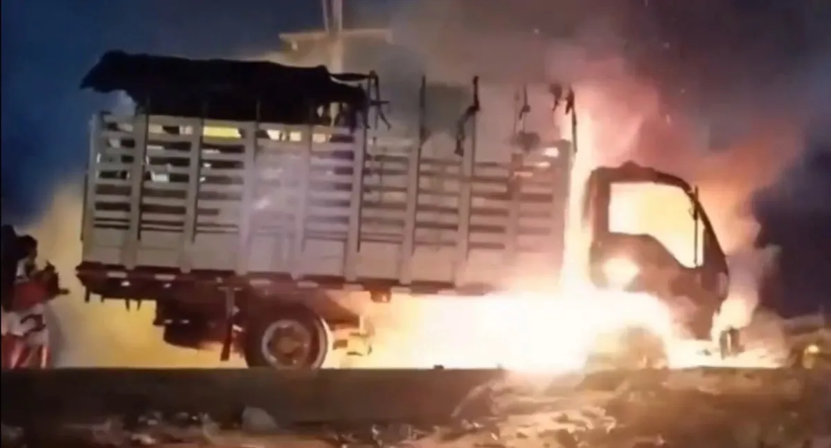 Magdalena. ¿Otra vez? Camión fue saqueado mientras se incendiaba en vías del Magdalena