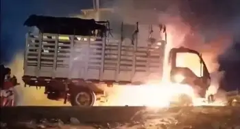 Magdalena. ¿Otra vez? Camión fue saqueado mientras se incendiaba en vías del Magdalena