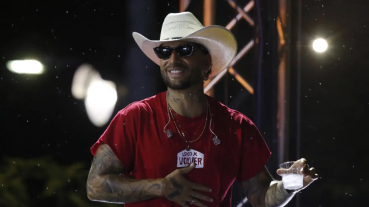 Maluma llenó la Plaza Botero con histórico concierto en Medellín Maluma hizo historia en Medellín: miles cantaron bajo la lluvia en la Plaza Botero