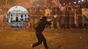 Un manifestante lanza fuegos artificiales a policías en Perú el pasado 15 de octubre. José Jerí, con solo seis días en el poder, ya enfrenta moción de censura en Perú por represión